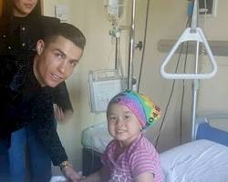 Hình ảnh về Cristiano Ronaldo visiting children at a hospital