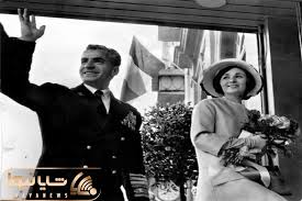 سفر به ایام قدیم سال 1338؛ چمباتمه زدن فرح کنار زن دست فروش