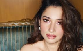 तमन्ना भाटिया का मुँह की लार से मुहांसों का इलाज? डॉक्टरों ने दी चेतावनी! - Imagen principal del artículo