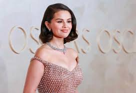 Selena Gomez Flaunts Confidence in NYC Hotel Selfie