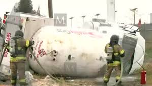 Vuelca pipa con gas LP en la autopista Peñón-Texcoco