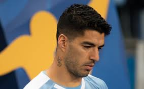 Fora da Copa, Suárez assiste a jogo do Uruguai contra Arábia Saudita no estádio