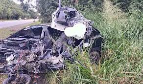 Motorista morre esmagado em carro totalmente destruído após bater de frente com carreta na SP-270