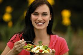 Resultado de imagen de imagenes de mujeres comiendo ensalada