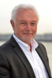 Wolfgang Kubicki ist studierter Volkswirt und Rechtsanwalt.