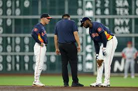 What's the latest on Yordan Alvarez's knee injury?