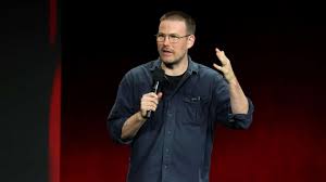 『バイオハザード』新作映画の初映像に観客絶句！『WEAPONS／ウェポンズ』監督がゲームの恐怖を“完全再現”