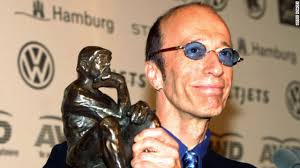 Robin Gibb displays his World Artist Award for Lifetime Achievement during the 2003 World Awards in Hamburg, Germany. Gibb accepted the award on behalf of ... - 120414054709-robin-gibb-2003-horizontal-gallery