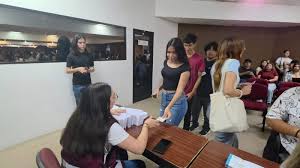 Entregan becas a jóvenes universitarios - FM105.com.mx - La Madre de Todas!!! XHBQ-XEBQ