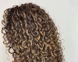 Image de Curly brown hair with highlights