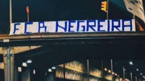 Otra posible invasión de campo y las pancartas anticulés incendian el derbi barcelonés: “Sois el enemigo”