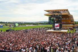 Le NRJ Music Tour de retour à Longchamp lors des Poules d'Essai