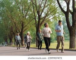 Imagem de elderly people exercising together in a park