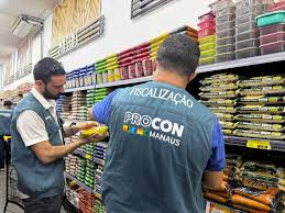 Produtos impróprios para consumo são apreendidos em supermercados