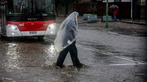 Por acumulación de aguas lluvias en el exterior: Metro cierra accesos en estaciones de líneas 1, 2 y 4