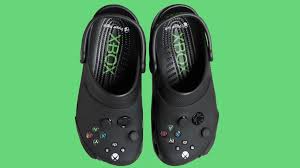 Crocs presenta los nuevos Xbox Classic Clog con detalles a un control de Xbox