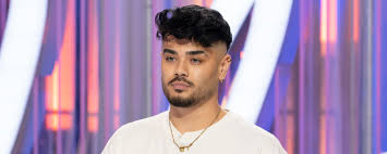 Successful Masked Australian Singer Unveils His True Self During "Crazy Unbelievable" 'American Idol' Audition