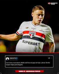 MAIK VIRA DESFALQUE DO SÃO PAULO EM BOGOTÁ 🚨 Com dores musculares, Maik está fora do jogo desta noite. O lateral-direito não viajou com a delegação para Bogotá e será ausência no compromisso do São Paulo.