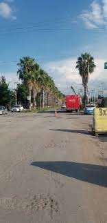 Camión refresquero impacta y derriba parcialmente poste de Telmex en Rioverde