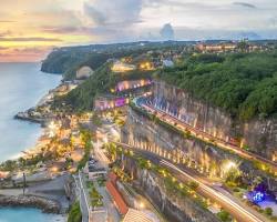 Gambar Pantai Melasti dengan tebing karang yang megah, Bali