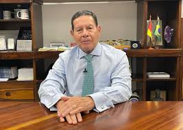 O perfil ideal para vice de Flávio Bolsonaro, segundo Mourão