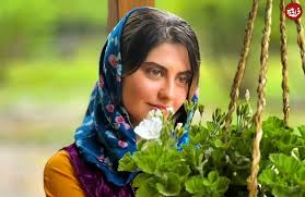 عکس| سفر زمان؛ «بهاره» (سریال سوجان) در 23 سالگی با تیپ دانشجویی در یک کافه