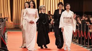 長澤まさみ、結婚後初の公の場！華やか桜色ドレスでレッドカーペット登場：第49回日本アカデミー賞（シネマトゥデイ）