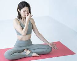 ヨガ呼吸法の画像