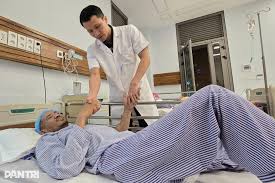 Vợ chồng gặp nạn khi đi vay tiền chữa bệnh, người bố suy thận kêu cứu