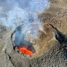 Piton de la Fournaise : c'est reparti pour l'éruption du volcan après cinq jours d'arrêt, les coulées pourraient reprendre