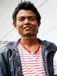 Ovie (keybord) Wali Band, group musik asal Blora, usai mentas di acara Dahsyat RCTI, Senin (20/2/2012) Kebon Jeruk, ... - 20120221_Ovie_Wali_Band_