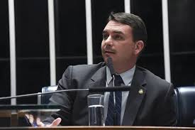 Notas fiscais canceladas do escritório de Flávio Bolsonaro citavam empresa que recebeu R$ 58 milhões do Banco Master
