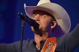 Country music star takes touring break ‘to focus on my health’