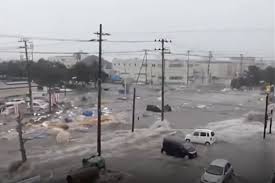 Les images impressionnantes des vagues du tsunami au Japon qui déferlent en ville (VIDEOS)
