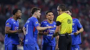 Cruz Azul se quejará formalmente ante la Comisión de Árbitros por el trabajo de Yonatan Peinado