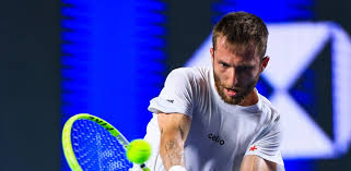 Si arrabbia perché squilla un telefono, ma è il suo: Moutet, il Baudelaire della racchetta, contro Sinner