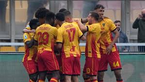 Pierotti e Stulic regalano al Lecce lo spareggio salvezza con la Cremonese. Caos nel finale