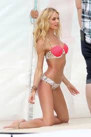 תוצאת תמונה עבור عربيات بالمايوه