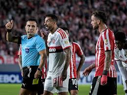 📹 Arrasca lesionado, Jardim expulsado y lío: Fla empata en Libertadores