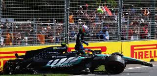 Distrugge l'auto, gliela riparano, poi il giallo del pezzo appeso e la prima fila: Kimi, che giornata!