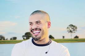 Zé Felipe se apresenta na abertura do Arraiá do Bem 2026