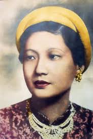 Nam Phương hoàng hậu tên thật là Nguyễn Hữu Thị Lan, sinh năm 1914 tại Gò Công Đông, tỉnh Tiền Giang. Bà xuất thân từ một gia đình giàu có. - images947844NamPhuonghoanghaumaujpg1342510249