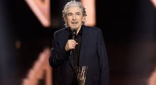 Serge Lama (83 ans) au plumard : l'ex-compagne de Jacques Brel "l'a initié" aux jeux de l'amour, "c'est elle qui m'a appris ces choses"