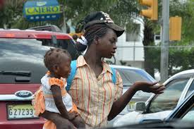 Resultado de imagen para fotos de personas pidiendo en calles de santiago republica dominicana