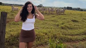 Maisa mostra detalhes da viagem ao interior de SP para reencontrar os familiares e brinca: 'É a Hannah Montana?'