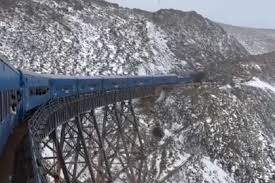 ¡Insólito! Nieve Sorprende al Tren a las Nubes: Paisaje de Película - Imagen principal del artículo