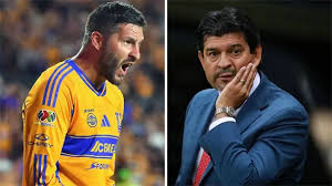 André-Pierre Gignac persigue a José Saturnino Cardozo como leyenda de la Liga MX
