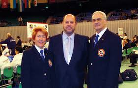 Gudrun Hisatake im Kreis der Weltkampfrichter verabschiedet - wm2008_EhrungWKF