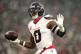 Texans have reached an agreement with Azeez Al-Shaair on a contract extension.