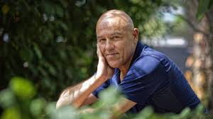 Le chanteur Dominique A boycotte l’Olympia et les magasins presse Relay à cause de Vincent Bolloré